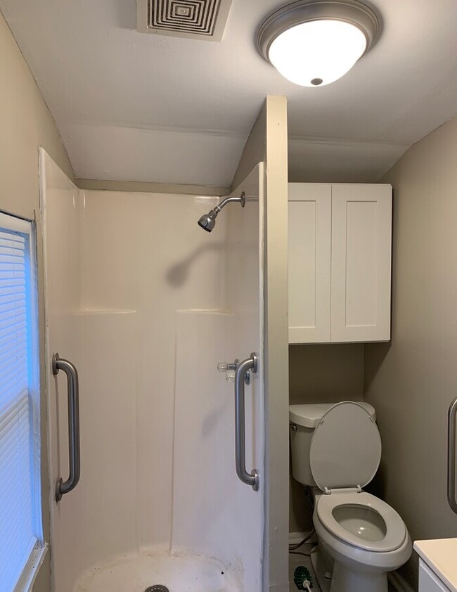 Building Photo - Spacious 4 Bedroom, 2 Bath Two-Story Home