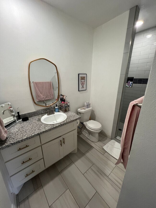 Building Photo - Pre Leasing for fall 2026! 3/2 in Medical District