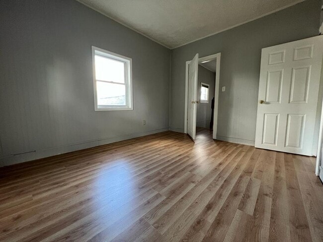 Building Photo - 415 E Broadway St