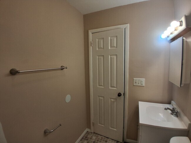 Building Photo - 908 Knollcrest Dr