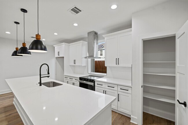 Building Photo - 8419 Venus St
