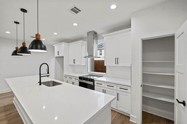 Building Photo - 8421 Venus St