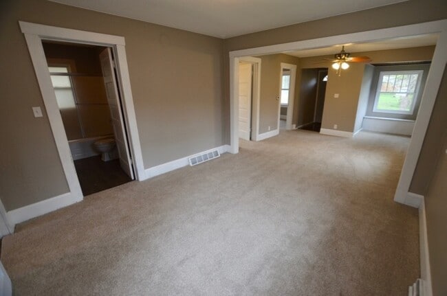 Building Photo - Cozy Home near Merle Hay!