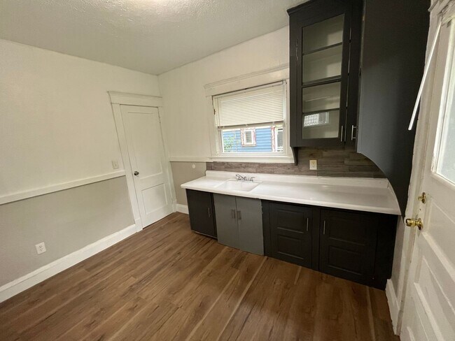 Building Photo - Three bedroom one bathroom single family home for rent MOVE IN SPECIAL - HALF OFF FIRST MONTHS RENT