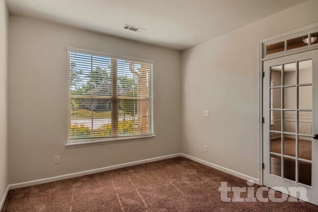 Building Photo - 136 Charolais Dr