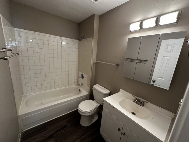 Building Photo - "Charming 2-Bedroom Retreat in Colorado Sp...