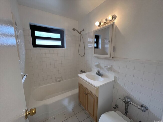 Building Photo - 94-31 59th Ave