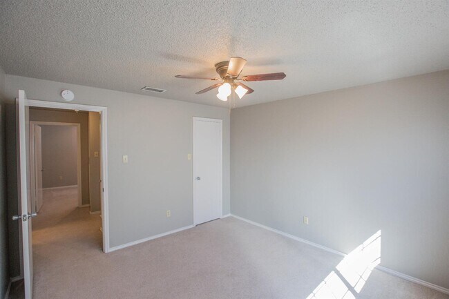 Building Photo - Available to Pre-Lease! Recently Updated 3 Bedroom!