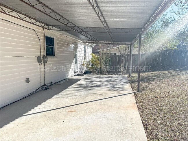 Building Photo - 6132 Lynne Cir SW