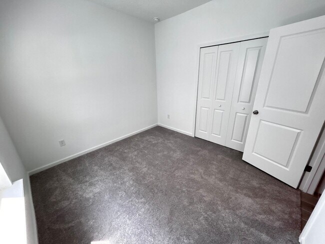 Building Photo - Brand New Pristine 4/3 minutes from River ...