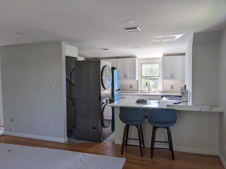 Building Photo - 107 3rd St