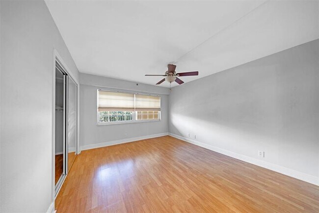 Building Photo - 3520 Oaks Way