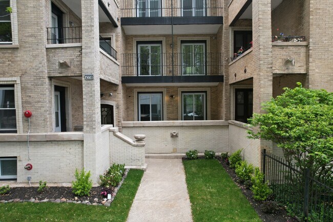 Building Photo - 4338 N Clarendon Ave