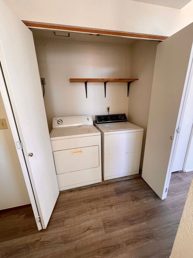 Building Photo - Adorable Top Unit Located in Ferndale