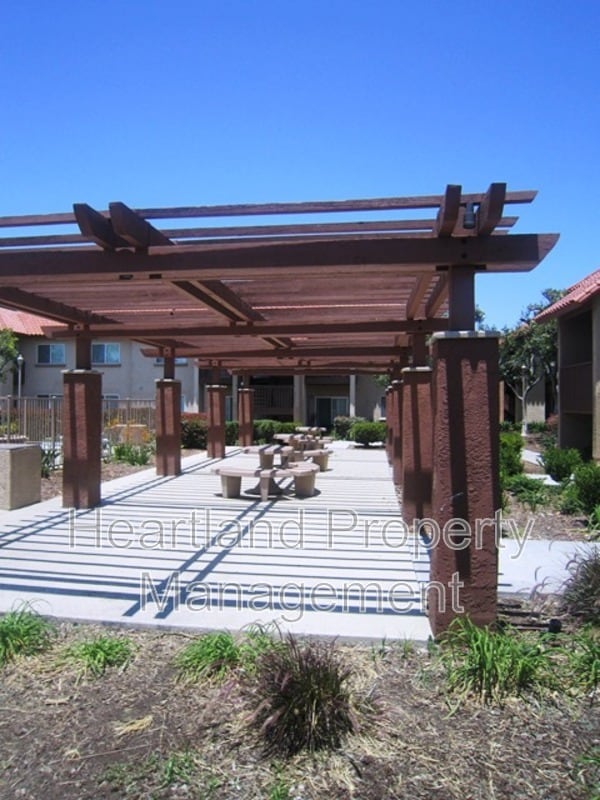 Building Photo - 200 Chambers St