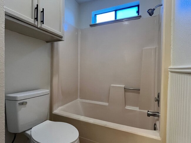 Building Photo - 3 Bedroom 2 Bath Southside!!