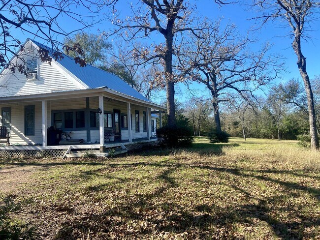 Building Photo - Beautiful 3/2 Farmhouse on Acreage