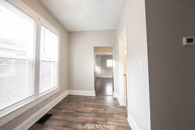 Building Photo - Charming 2-Bedroom Duplex in Indianapolis ...