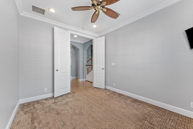 Building Photo - 604 NE Francesca Ln