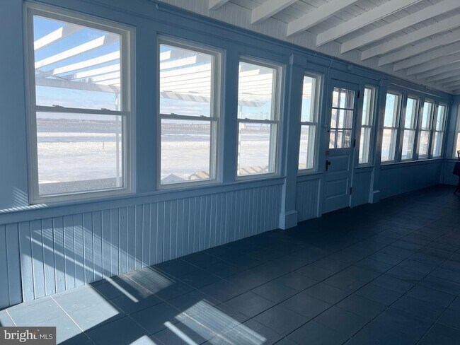Building Photo - 171 N River Dr