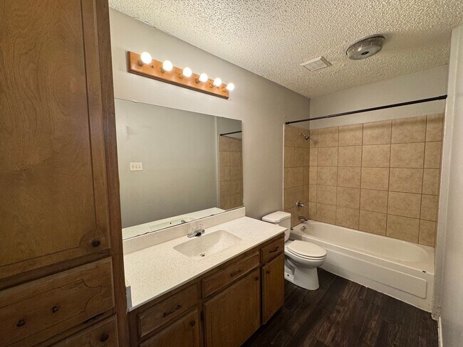 Building Photo - Midway ISD Home