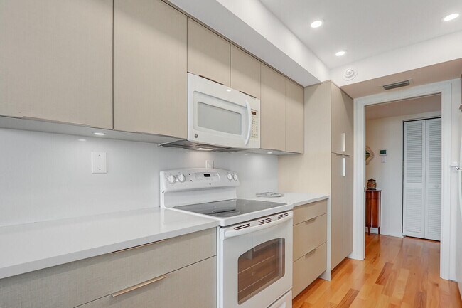 Building Photo - 5480 N Ocean Dr