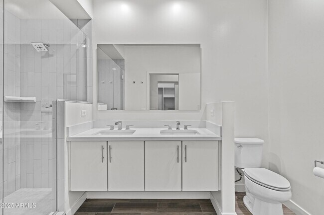 Building Photo - 325 E Coronado Rd