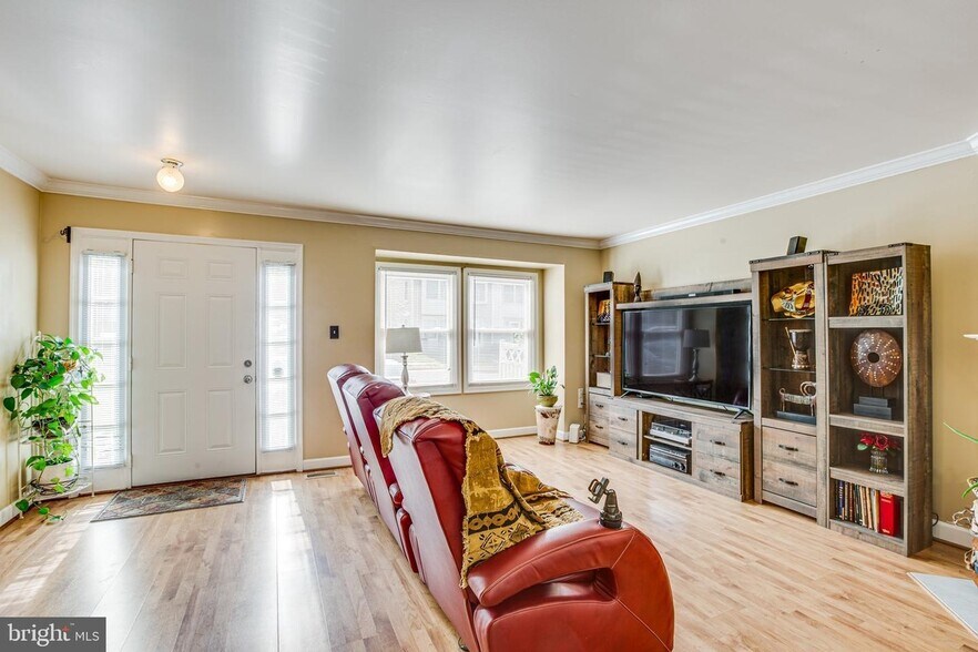 Building Photo - 12161 Salemtown Dr