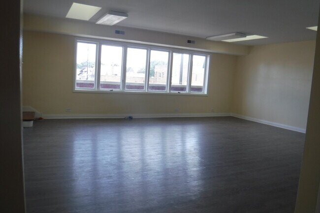 Building Photo - 5712 S Pulaski Rd