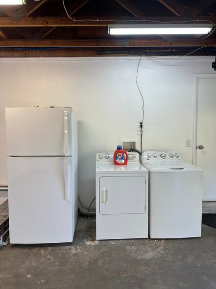 Building Photo - 6524 Voltaire Dr