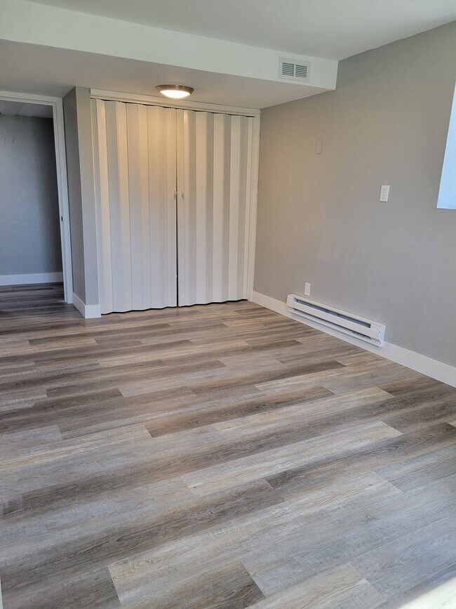 Building Photo - 842 3rd St