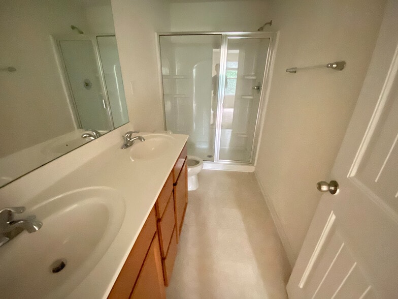 Building Photo - Room in Townhome on Haskell Dr