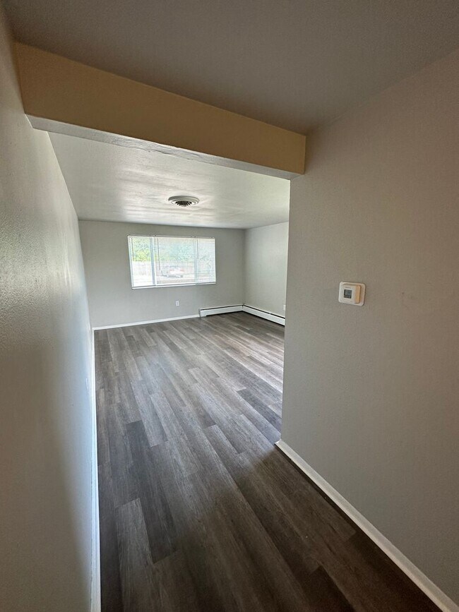 Building Photo - Updated 1-bed, 1-bath Edgewater condo on the 1st floor located near Sloan’s Lake!