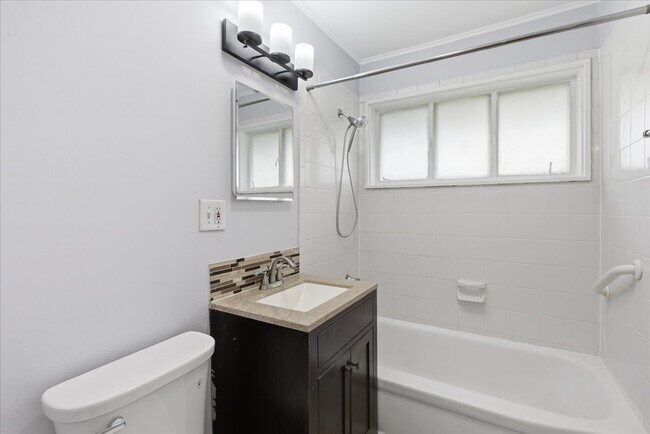 Building Photo - 5 Crescent Rd