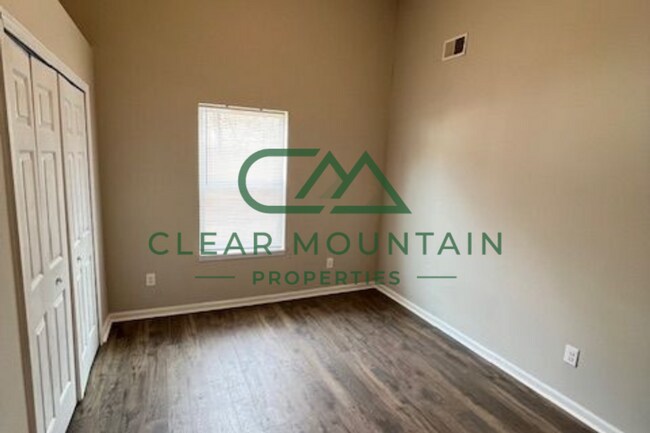 Building Photo - Beautifully Updated 4BR/2BA Home with Modern Finishes!