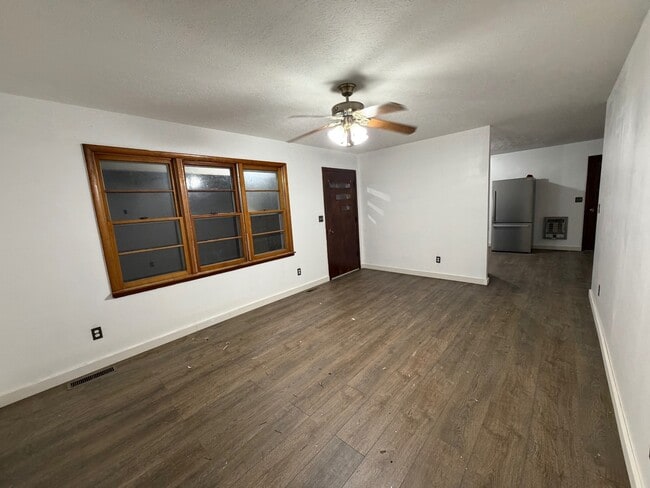 Building Photo - 502 Bluebird Dr