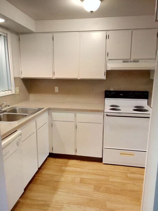 Building Photo - 2 BEDROOM 1 BATH Located next to Chemeketa...