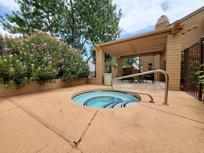 Building Photo - **MOVE IN SPECIAL***HALF OFF FIRST MONTHS RENT. UPSTAIRS 2 BEDROOM CONDO OVERLOOKING GREENBELT