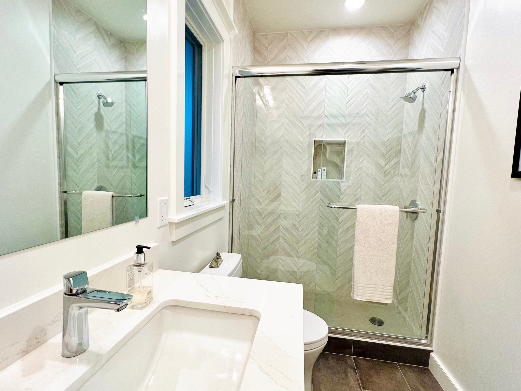 Bathroom with entrance from the living area - 4206 Pomona Ave