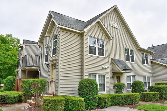 Building Photo - 2393 London Pointe Dr
