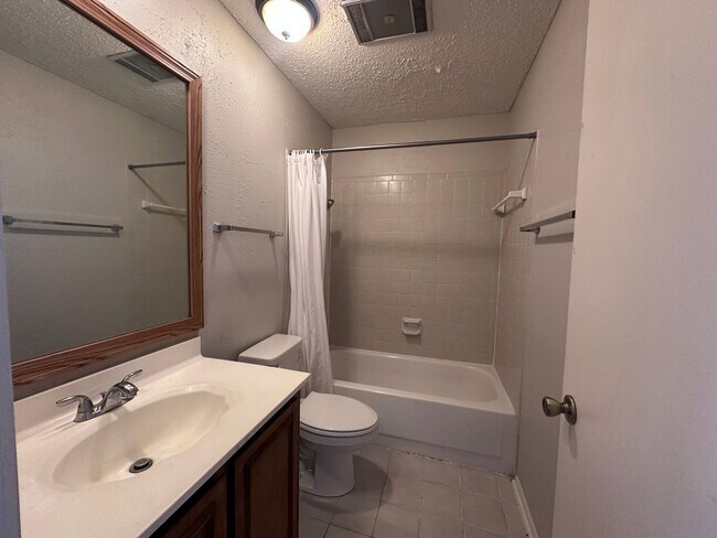 Building Photo - BEAUTIFUL WOOD FLOORING IN THIS 3 BR IN FO...