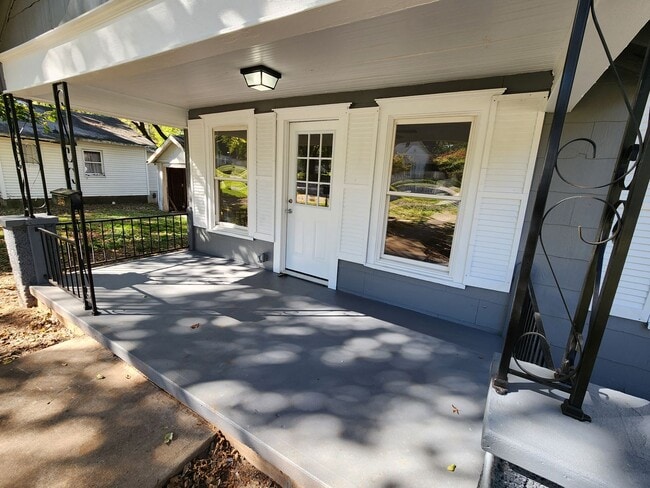 Building Photo - Spacious 2-Bedroom, 1-Bathroom Home AVAILABLE NOW!!
