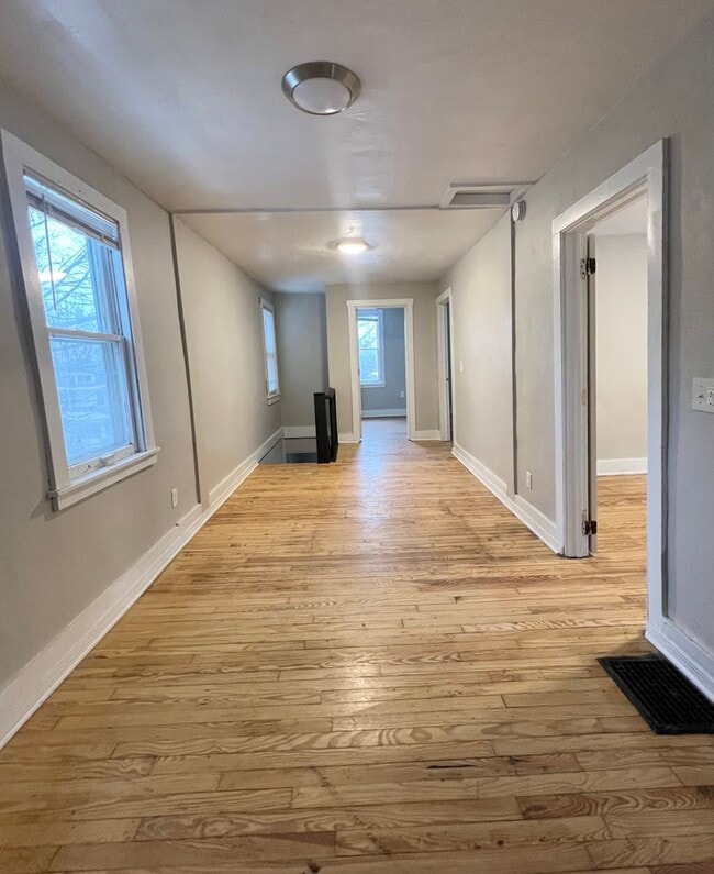 Building Photo - 5 Bedroom Home in Kalamazoo