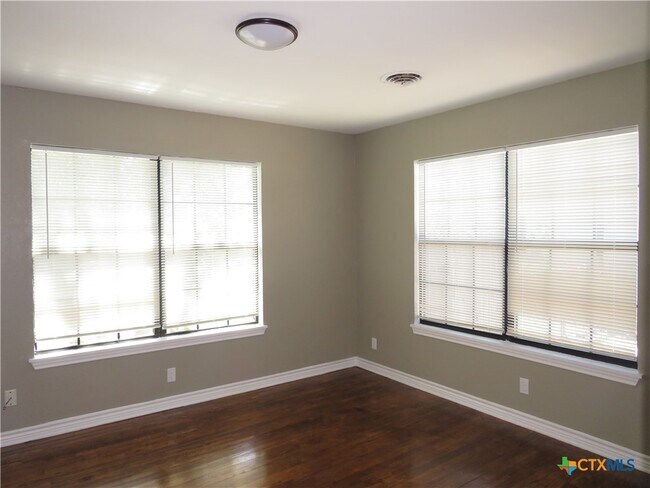 Building Photo - 504 McArthur Dr