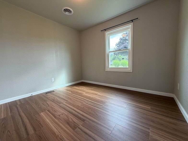 Building Photo - 407 Rothey Dr