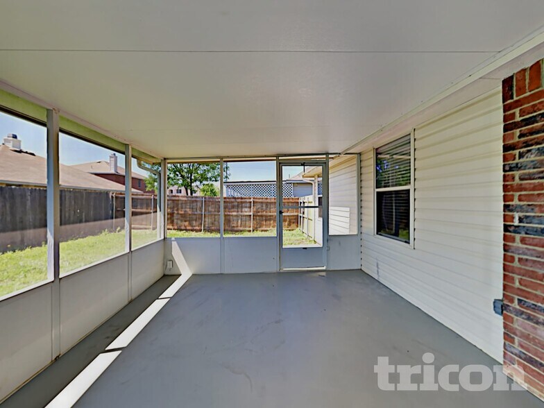 Building Photo - 2147 Edgewood Dr