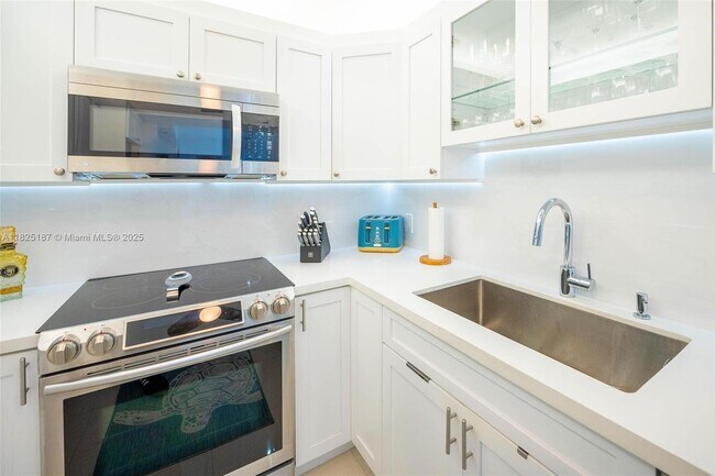 Building Photo - 3675 N Country Club Dr