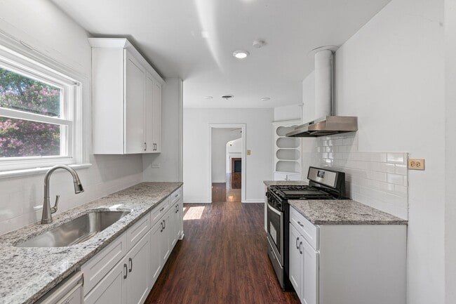 Building Photo - Historic Charm in Hillsboro!