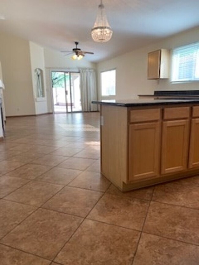 Building Photo - Spacious 4BR House in Tucson