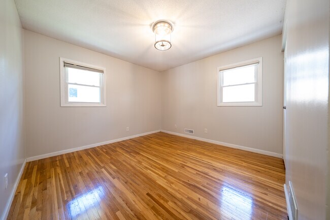 Building Photo - 2817 W 109th St